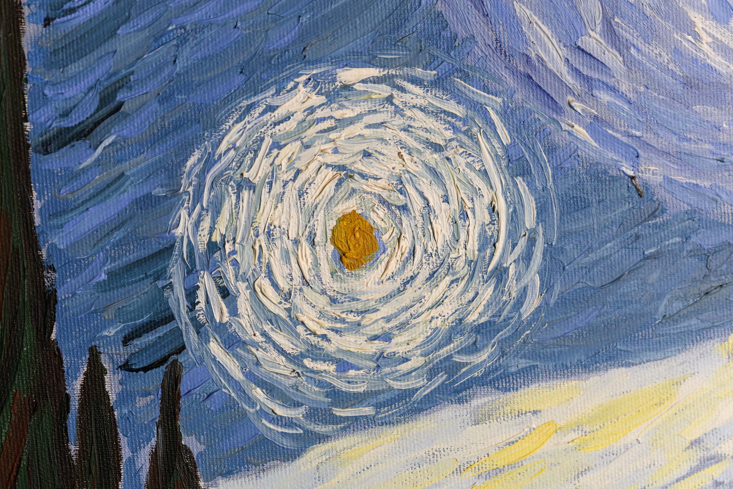 Detalj teksture uljanih boja na reprodukciji Zvjezdana noć".